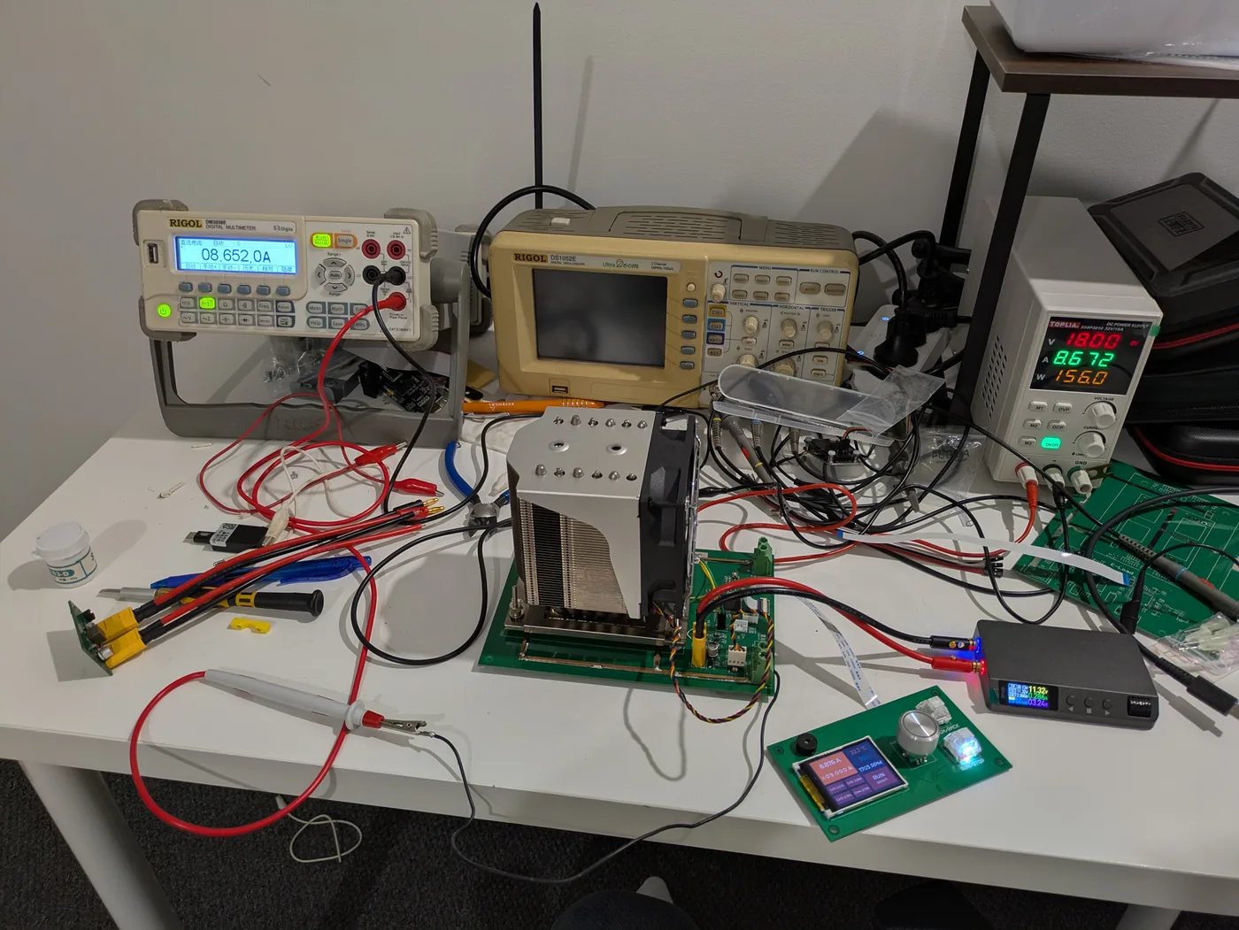 4-MOSFET heatsink tower assembly with smart thermal monitoring & driver stage