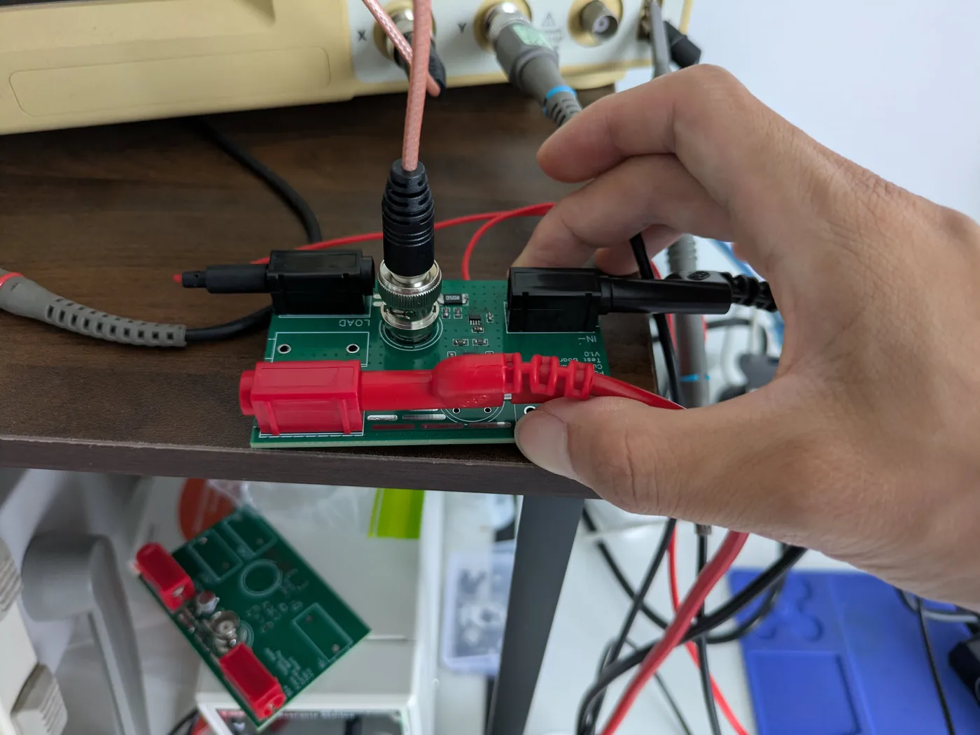 Custom sampling PCB with INA190A1 amplifier probed to Rigol scope